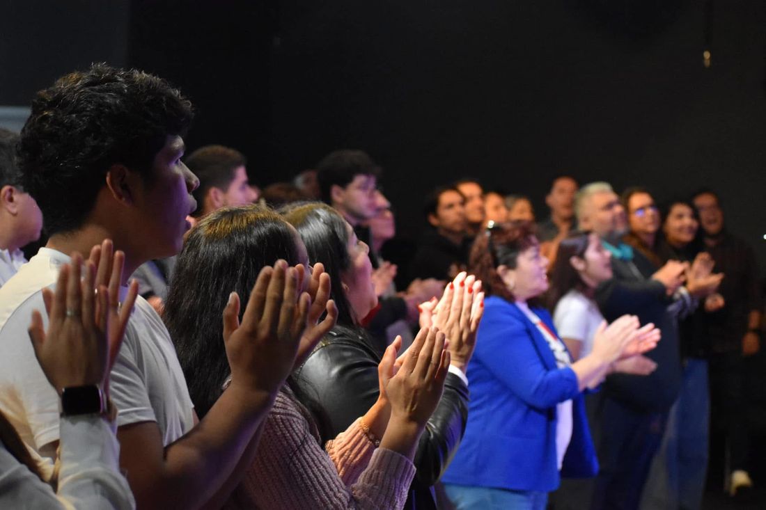 Congregación en adoración